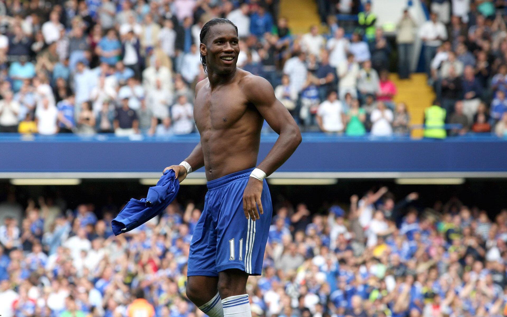 绿茵轨迹谜题，从青涩到传奇，猜猜这位足坛巨星是谁？